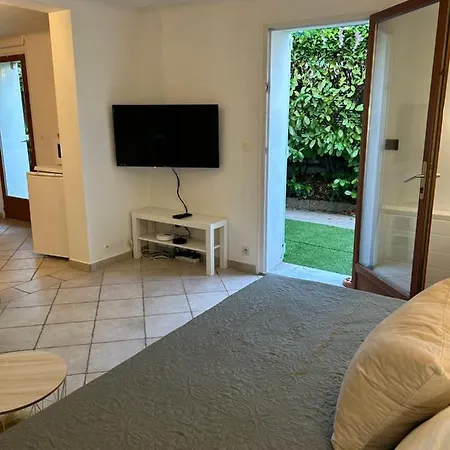 Beautiful Studio + Large Terrace Near The Beaches. Apartment Antibes