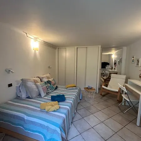 Beautiful Studio + Large Terrace Near The Beaches. Apartment Antibes